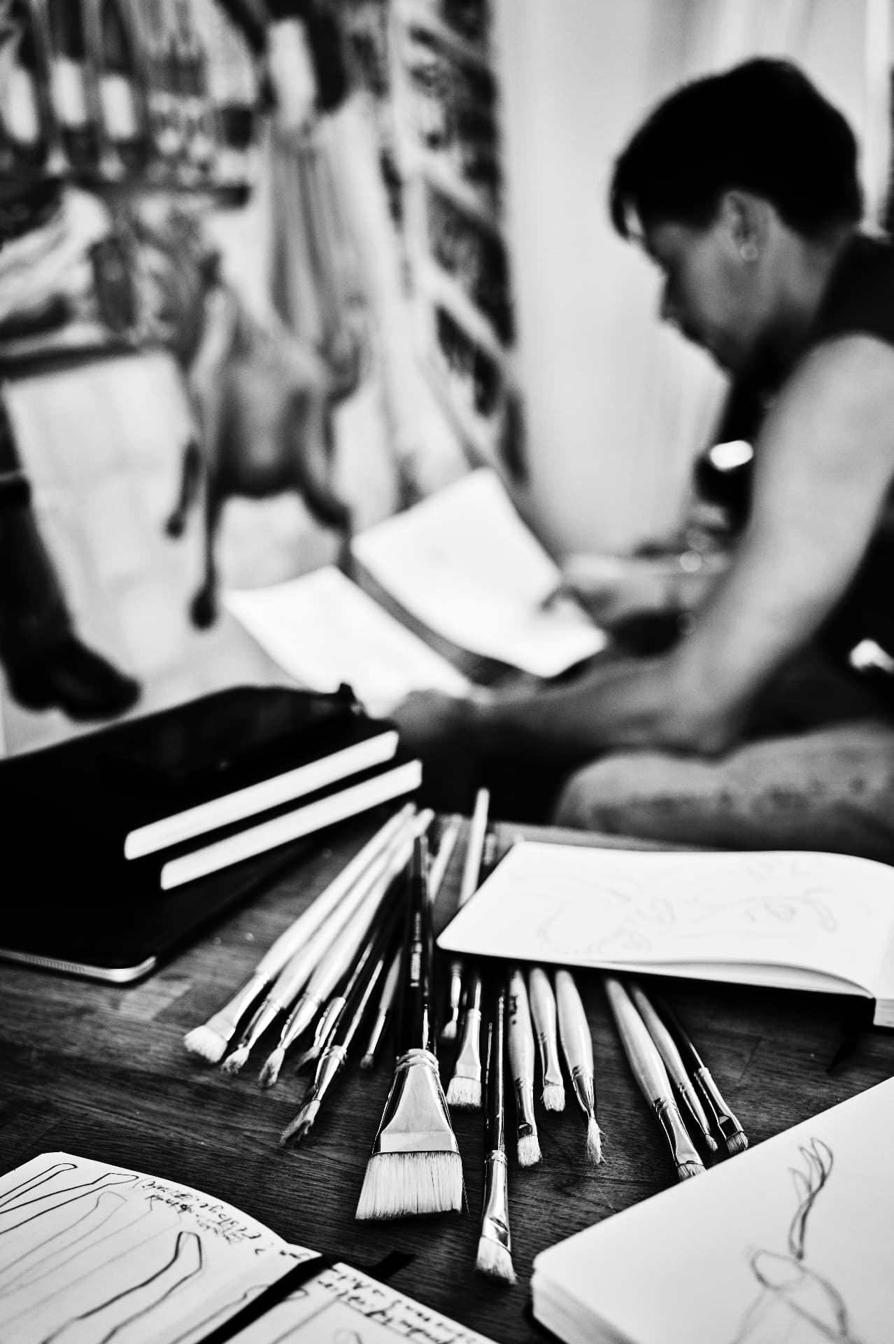 Penselen en schetsboeken op de werktafel